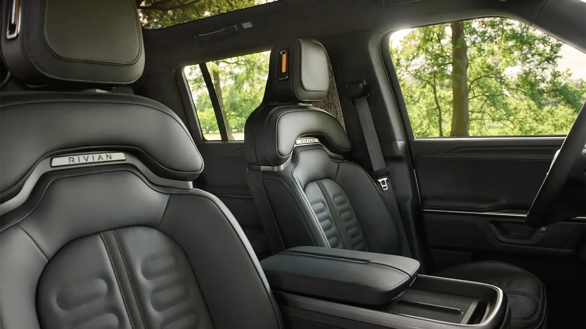 2025-rivian-r1t-seats-1-car-back-catalogue-1